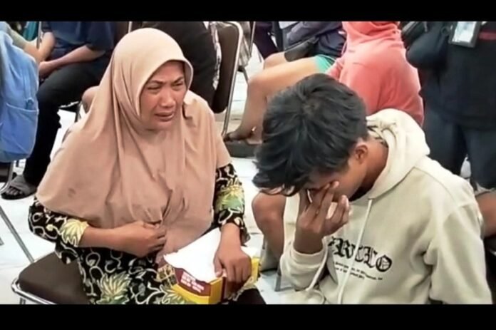 Salah satu orang tua menangis usai dipertemukan anaknya