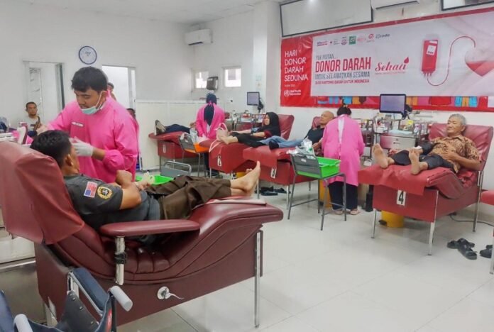 Alfamart menggelar aksi donor darah serentak