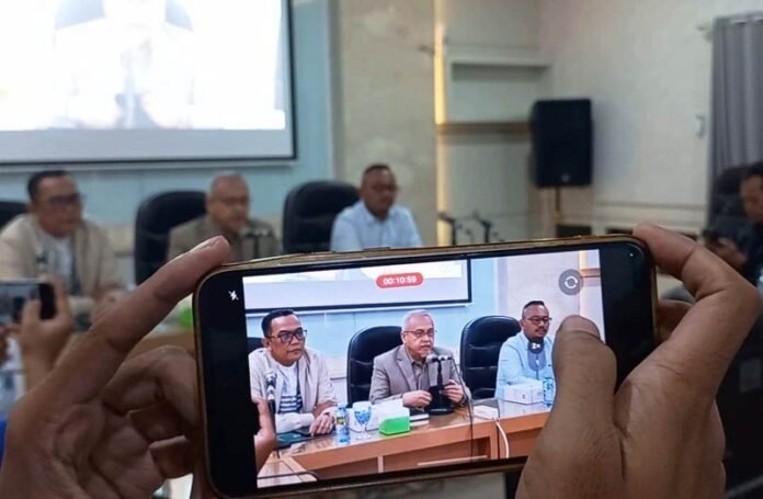 Tengah Juru Bicara Unissula dan Dekan Fakultas Hukum Unissula, Prof. Dr. H. Jawade Hafidz saat ditemui Jatengnews.id