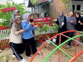 Mahesa UPGRIS melaksanakan kegiatan penghijauan di Kampung Idaman, Desa Sidokumpul