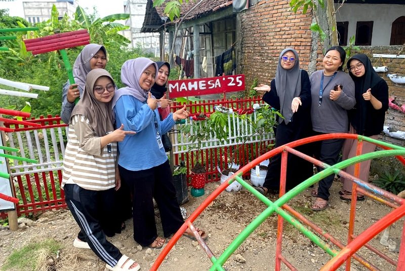 mahesa Upgris 2 Mahesa UPGRIS melaksanakan kegiatan penghijauan di Kampung Idaman, Desa Sidokumpul