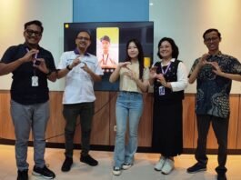 Para wisudawan berprestasi SCU berfoto dengan Rektor SCU