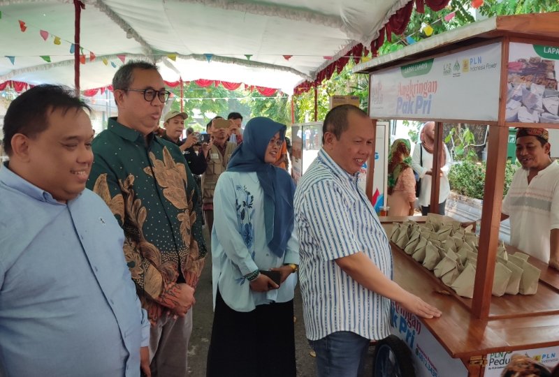 Tinjauan bantuan Lapak Cahaya PLN Indonesia Power