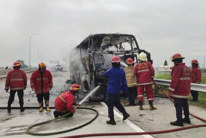 Bus Mercedez - Benz milik PO Berlian Jaya asal Kudus