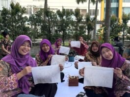 Para peserta workshop menunjukakan hasil membatik semarangan