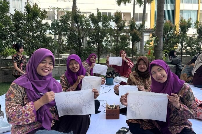 Para peserta workshop menunjukakan hasil membatik semarangan