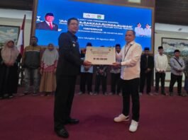 Penyerahan bantuan sosial perbaikan Rumah Tidak Layak Huni (RTLH). (Foto : Dok Bank Jateng)