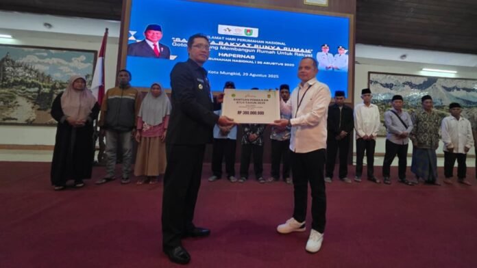 Penyerahan bantuan sosial perbaikan Rumah Tidak Layak Huni (RTLH). (Foto : Dok Bank Jateng)