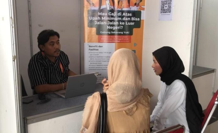 Job seeker tengah melakukan wawancara kerja. (Foto : Sam)
