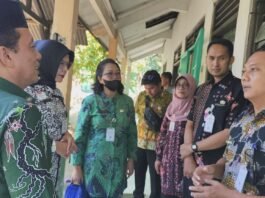 Tim lintas sektor Pemkab Demak saat melakukan monitoring. (Foto : Sam)