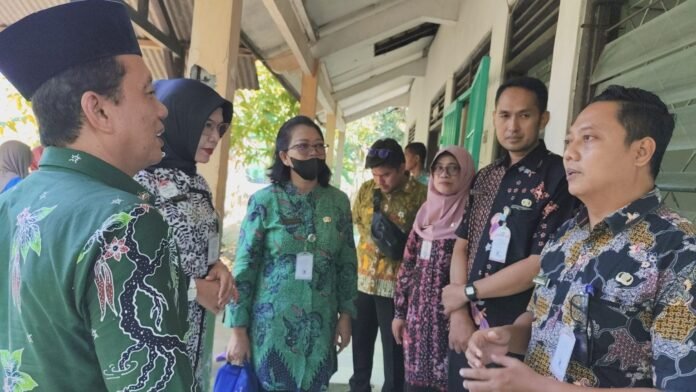 Tim lintas sektor Pemkab Demak saat melakukan monitoring. (Foto : Sam)