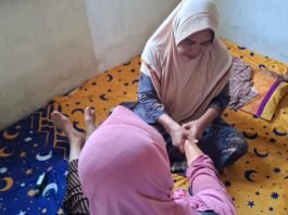 Seorang penyehat tradisional di Demak tengah memberikan pelayanan pijat. (Foto : Sam)