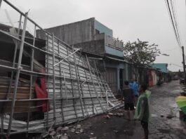 Angin kencang di Karanganyar akibatkan atap rumah roboh. (Foto : Iwan)