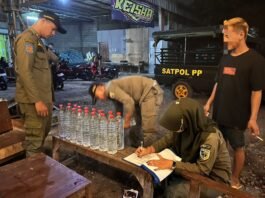 Razia minuman beralkohol di salah satu tempat hiburan malam. (Foto : Sam)