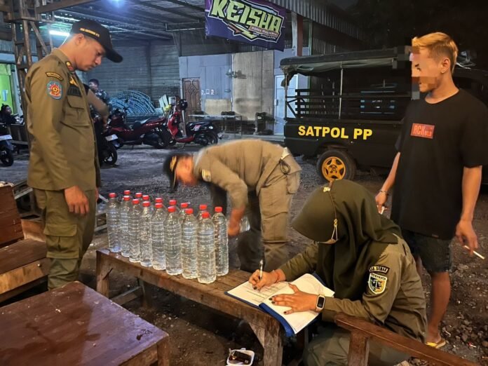 Razia minuman beralkohol di salah satu tempat hiburan malam. (Foto : Sam)
