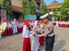 Satlantas Polres Demak memberikan piagam penghargaan kepada siswa SDN Bintoro. (Foto : Sam)
