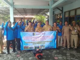 Penyaluran bantuan mesin perahu kepada kelompok nelayan, Senin (6/10/2025). (Foto: Sam)