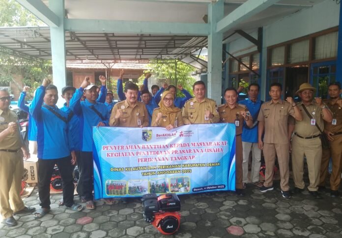 Penyaluran bantuan mesin perahu kepada kelompok nelayan, Senin (6/10/2025). (Foto: Sam)
