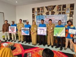 Penyerahan bantuan mesin perahu, asuransi, dan sertifikat kecakapan kepada nelayan, sekaligus meluncurkan Aplikasi ADIPTa untuk mempermudah akses BBM bersubsidi di Aula DKP Demak, Senin (6/10/2025). (Foto : Sam)