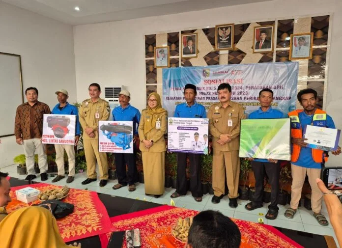 Penyerahan bantuan mesin perahu, asuransi, dan sertifikat kecakapan kepada nelayan, sekaligus meluncurkan Aplikasi ADIPTa untuk mempermudah akses BBM bersubsidi di Aula DKP Demak, Senin (6/10/2025). (Foto : Sam)