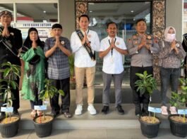 Puluhan bibit buah kepada nasabah setia dalam rangka memperingati Hari Pelanggan Nasional 2025 pada hari Kamis, (04/09/2025).