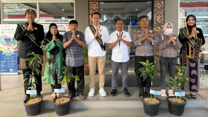 Puluhan bibit buah kepada nasabah setia dalam rangka memperingati Hari Pelanggan Nasional 2025 pada hari Kamis, (04/09/2025).