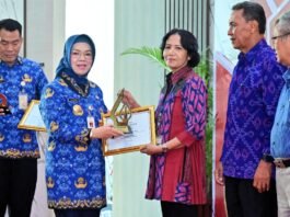 Penghargaan kepada Bank Jateng Cabang Sukoharjo yang diwakili oleh Pemimpin Bank Jateng Cabang Sukoharjo, Nunuk Sasanti dalam ajang Tanggung Jawab Sosial dan Lingkungan Perusahaan (TJSLP) Awards 2025 yang digelar oleh Pemerintah Kabupaten (Pemkab) Sukoharjo, Rabu (17/9/2025). (Foto : Dok Bank Jateng)
