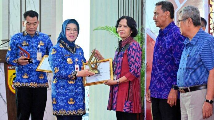 Penghargaan kepada Bank Jateng Cabang Sukoharjo yang diwakili oleh Pemimpin Bank Jateng Cabang Sukoharjo, Nunuk Sasanti dalam ajang Tanggung Jawab Sosial dan Lingkungan Perusahaan (TJSLP) Awards 2025 yang digelar oleh Pemerintah Kabupaten (Pemkab) Sukoharjo, Rabu (17/9/2025). (Foto : Dok Bank Jateng)
