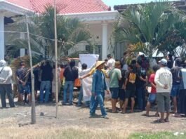 aksi damai di depan Balai Desa, Rabu (8/10/2025). Mereka menuntut proses pengisian perangkat desa dilakukan secara adil, transparan, dan mengutamakan putra-putri asli desa. (Foto:Sam)