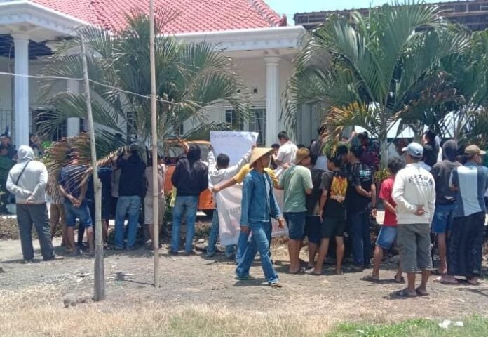 aksi damai di depan Balai Desa, Rabu (8/10/2025). Mereka menuntut proses pengisian perangkat desa dilakukan secara adil, transparan, dan mengutamakan putra-putri asli desa. (Foto:Sam)
