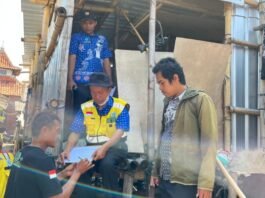Pendataan langsung di lapangan untuk mendukung kelancaran pembangunan Tol Semarang–Demak. (Foto : Sam)