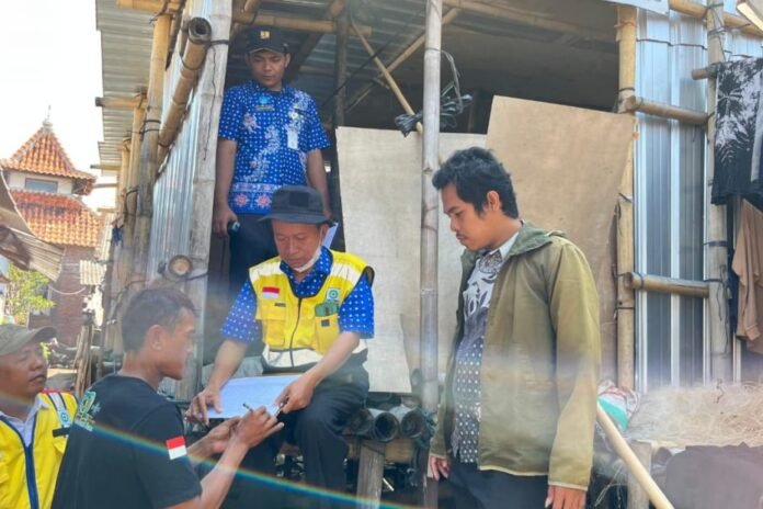 Pendataan langsung di lapangan untuk mendukung kelancaran pembangunan Tol Semarang–Demak. (Foto : Sam)