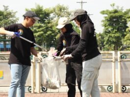 Aksi Bersih Mandiri di 3 titik yakni Alun-Alun Johar, Taman Bendung Tirtonadi, Pantai Slamaran. (Foto : Dok Bank Mandiri)