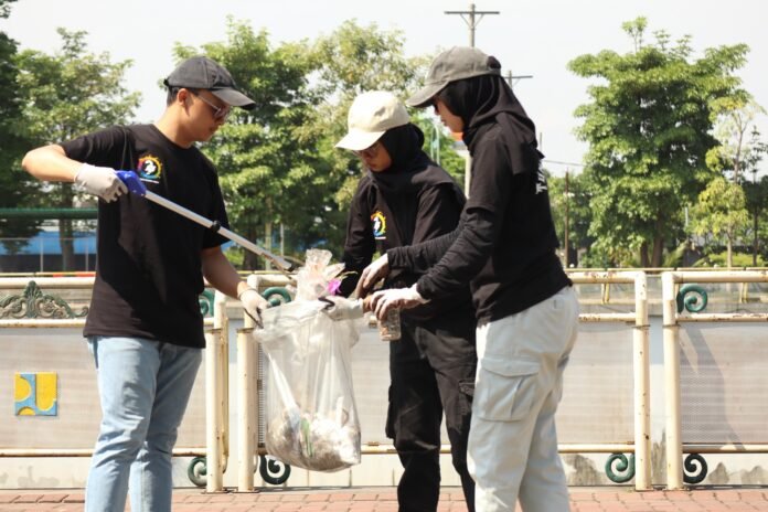 Aksi Bersih Mandiri di 3 titik yakni Alun-Alun Johar, Taman Bendung Tirtonadi, Pantai Slamaran. (Foto : Dok Bank Mandiri)