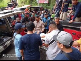 Polisi evakuasi terhadap korban. (Foto : Dokumen Gakkum)