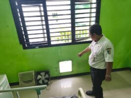 Seorang petugas RSUD Sunan Kalijaga Demak. (Foto : Sam)