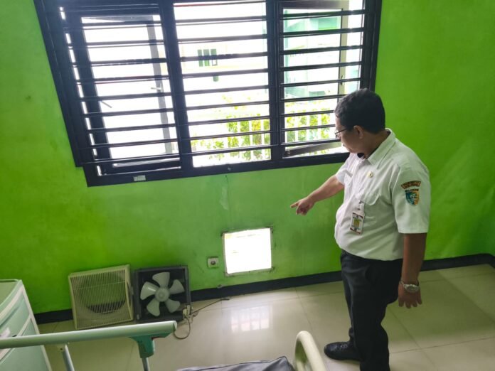 Seorang petugas RSUD Sunan Kalijaga Demak. (Foto : Sam)