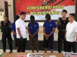 Komplotan pencuri mesin traktor yang kerap beraksi di wilayah Demak. Para pelaku ditangkap bersama barang bukti berupa mesin traktor di Mapolres Demak, Rabu (15/10/2025). (Foto: Sam)