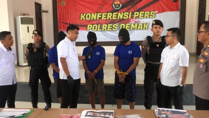 Komplotan pencuri mesin traktor yang kerap beraksi di wilayah Demak. Para pelaku ditangkap bersama barang bukti berupa mesin traktor di Mapolres Demak, Rabu (15/10/2025). (Foto: Sam)