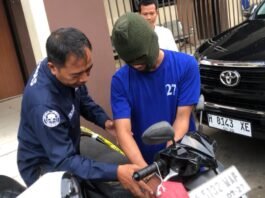 Satreskrim Polres Demak bersama barang bukti sejumlah sepeda motor hasil kejahatan. (Foto: Sam)