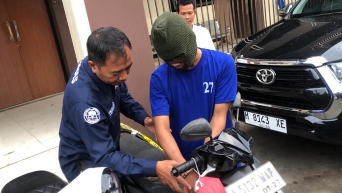 Satreskrim Polres Demak bersama barang bukti sejumlah sepeda motor hasil kejahatan. (Foto: Sam)