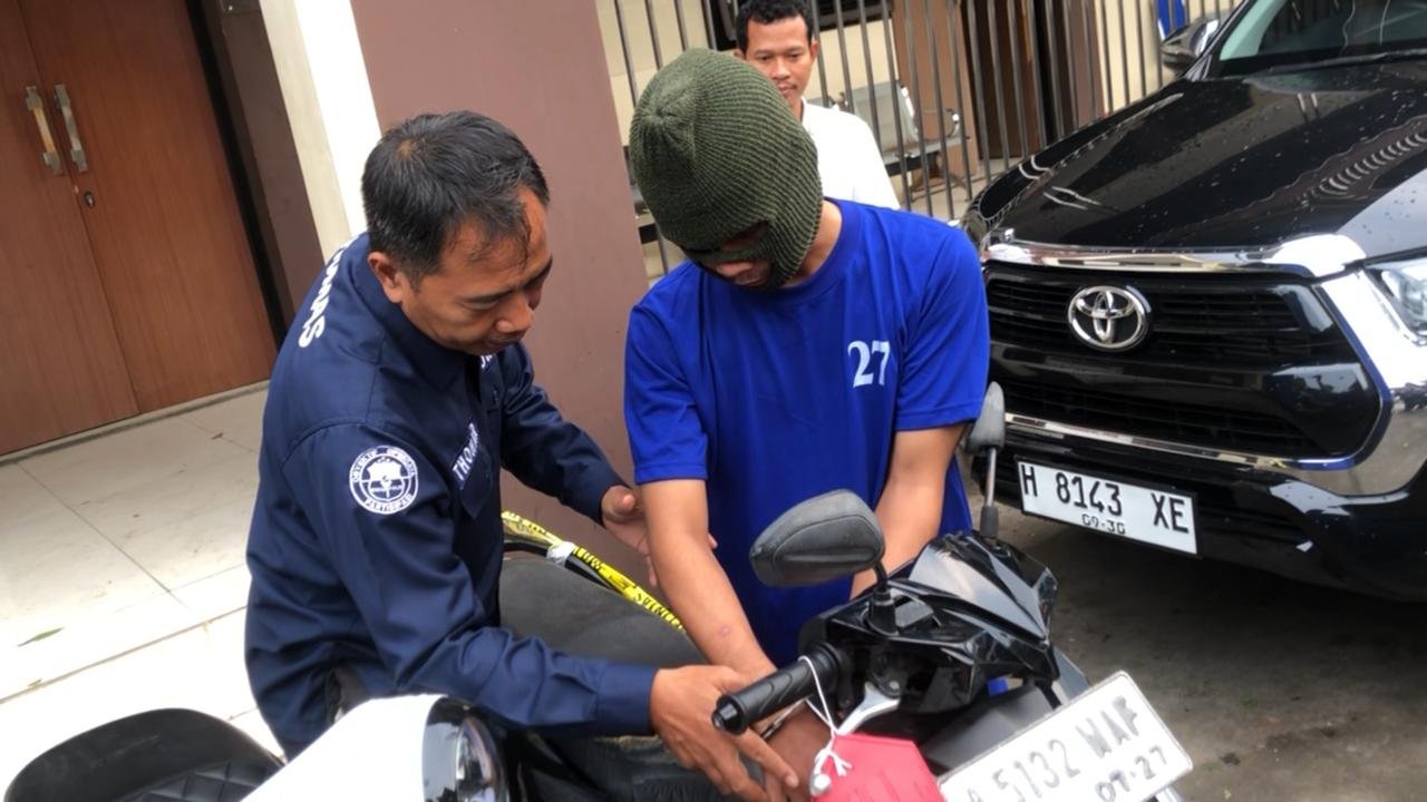Curanmor Satreskrim Polres Demak bersama barang bukti sejumlah sepeda motor hasil kejahatan. (Foto: Sam)