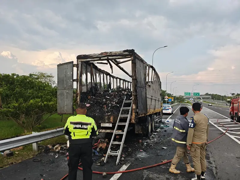 Polres Karanganyar TKP dilokasi kebakaran truk. (Foto : Dokumen Sat Lantas)