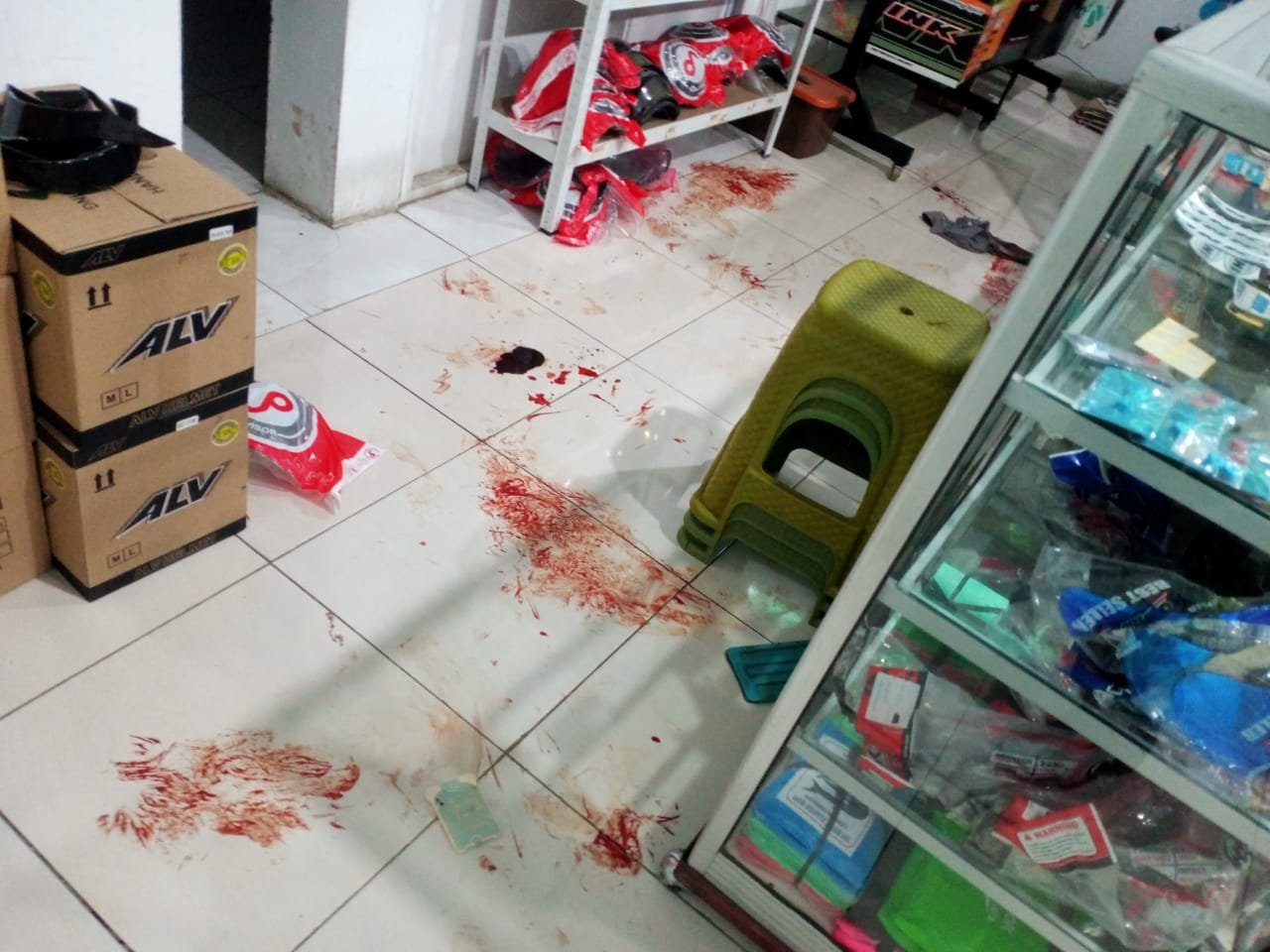 Toko Helm Toko helm di Desa Klampis, Kecamatan Jatibarang, Kabupaten Brebes, Jawa Tengah, menjadi sasaran perampokan pada Jumat (17/10/2025). (Foto : Dok JN)