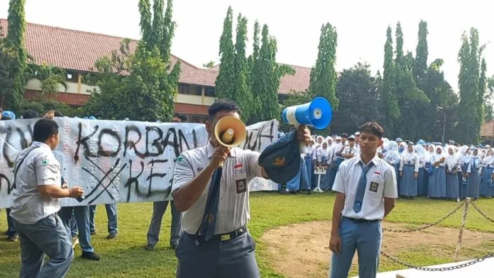 Siswa SMAN 11 Kota Semarang Aksi demo menuntut keadilan bagi korban kasus konten pornografi yang dibuat menggunakan Artificial Intelligence (AI) oleh Chiko Radityatama Agung Putra, Senin (20/11/2025). (Foto : Kamal)