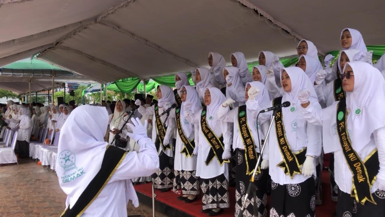 Bupati Demak upacara peringatan Hari Santri Nasional 2025 yang dipimpin Bupati Demak Eisti’anah di Alun-alun Demak, Rabu (22/10/2025). (Foto: Sam)