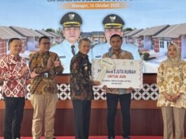 Pemkab Wonogiri khususnya dalam mewujudkan impian Aparatur Sipil Negara (ASN) untuk memiliki rumah layak huni. Komitmen ini dipertegas melalui kolaborasi dalam Sosialisasi Penyediaan Rumah untuk ASN yang digelar di Pendopo Rumah Dinas Bupati pada Kamis (16/10/2025). (Foto : Dok Bank Jateng)