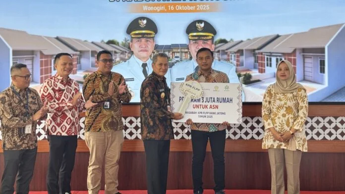 Pemkab Wonogiri khususnya dalam mewujudkan impian Aparatur Sipil Negara (ASN) untuk memiliki rumah layak huni. Komitmen ini dipertegas melalui kolaborasi dalam Sosialisasi Penyediaan Rumah untuk ASN yang digelar di Pendopo Rumah Dinas Bupati pada Kamis (16/10/2025). (Foto : Dok Bank Jateng)