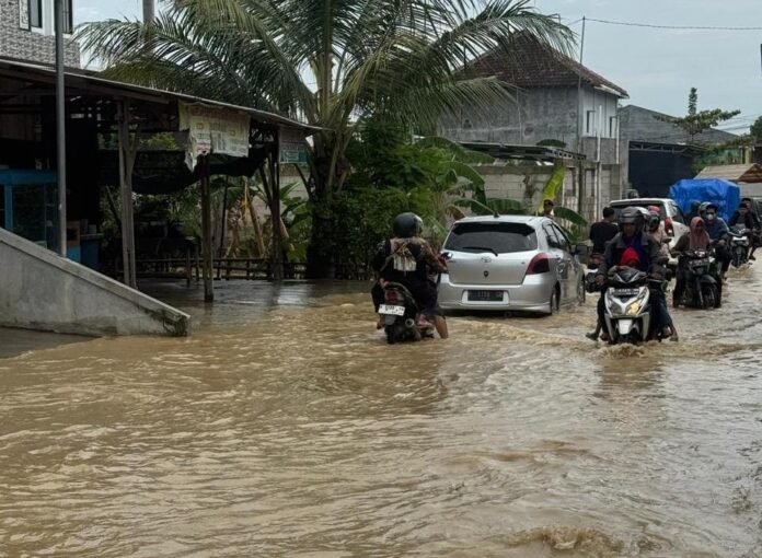 Banjir Demak Banjir usai hujan deras mengguyur wilayah Demak, Kamis (23/10/2025). (Foto : Sam)