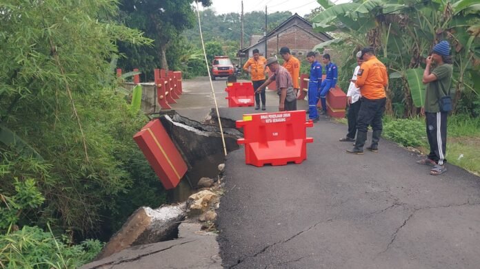 Lokasi longsor di akses jalan utama menuju kawasan wisata Kampung Jawi. (Foto : Dok BPBD)